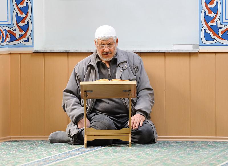 2284 Gebetsraum Harburger Eyüp Sultan Camii, Lesepult - Kroranstudium | Eyüp Sultan Camii -  Moschee; Hamburg Harburg Knoopstrasse.